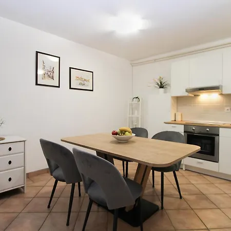 Eugen 1346 Apartment