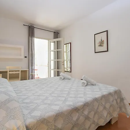 Eugen 1346 Apartment *